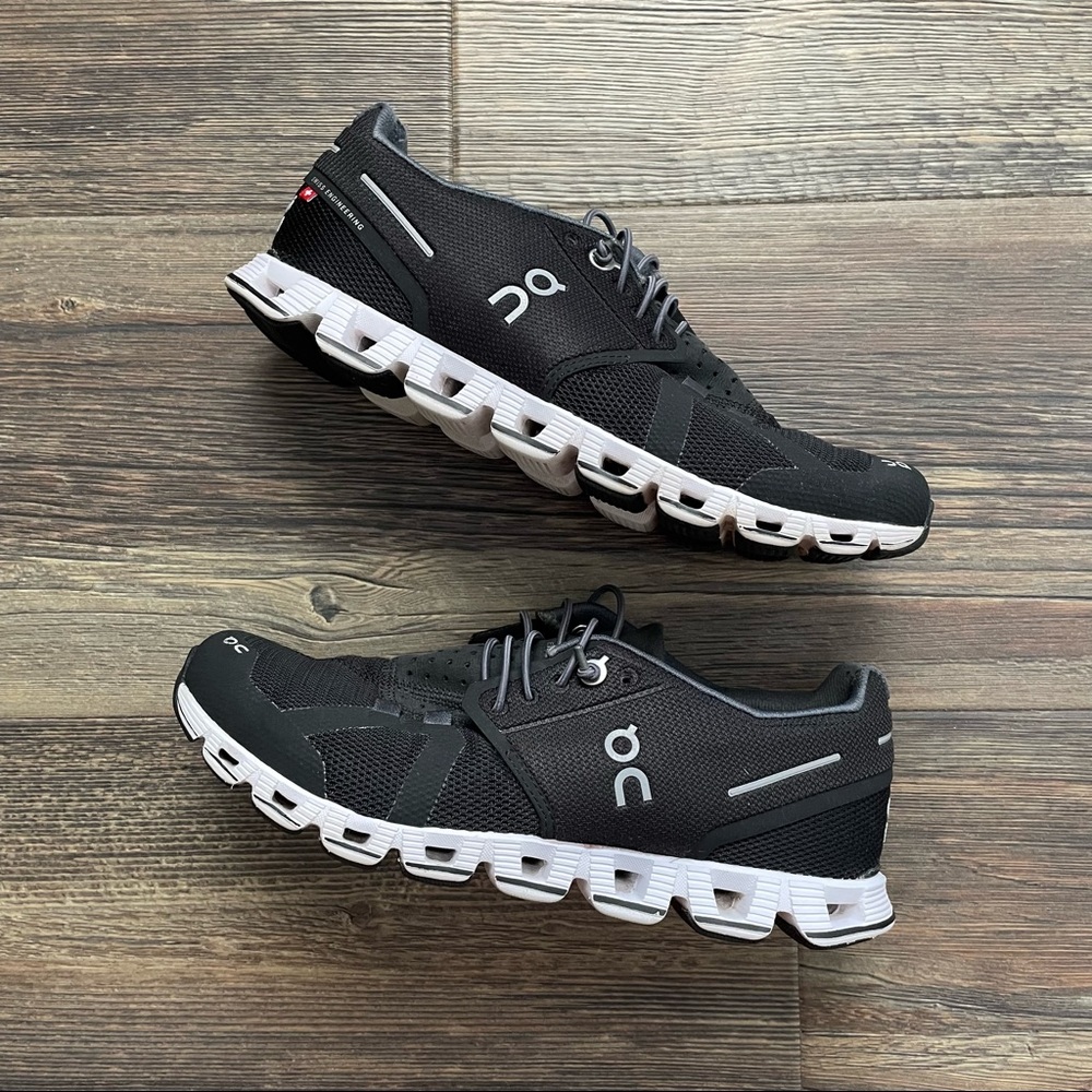 On Running Cloud 5, Women’s Size 6, Black/White, Pre-Owned 9/10 Condition